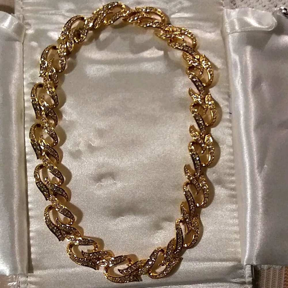 ELIZABETH TAYLOR AVON NECKLACE